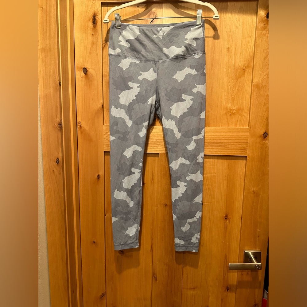 Excellent condition size M yogalicious gray camo leggings. Super soft. 25”inseam